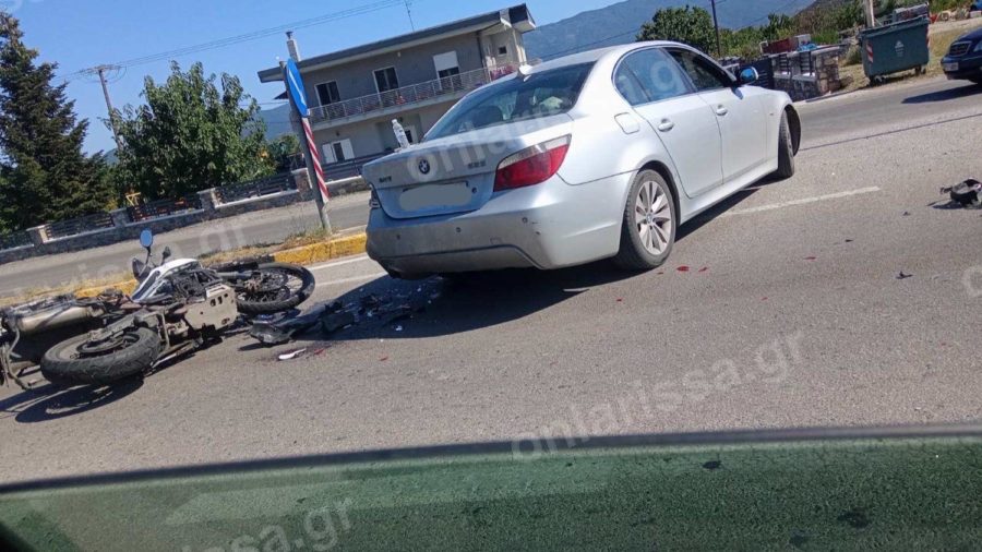 Συγκρούστηκαν αυτοκίνητο με μηχανή στο δρόμο Λάρισας-Αγιάς – Στο νοσοκομείο ένας άνδρας