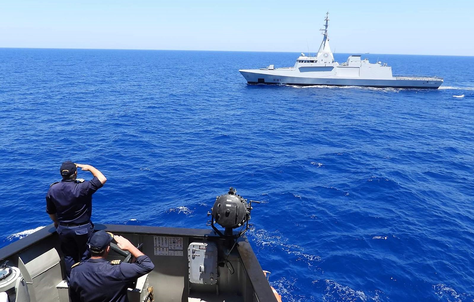 Το αρματαγωγό Ικαρία με αιγυπτιακή κορβέτα στην Αλεξάνδρεια – ΦΩΤΟ