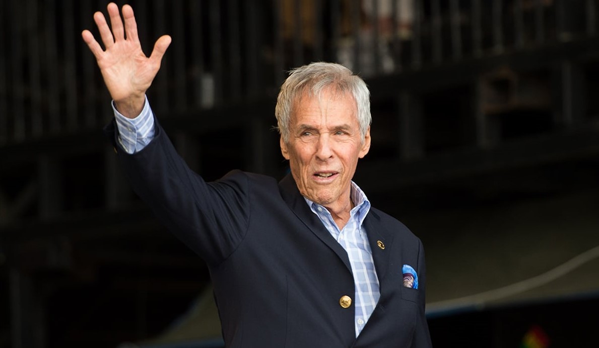 Τριάντα μεγάλα τραγούδια του Burt Bacharach σε playlist για το enikos.gr