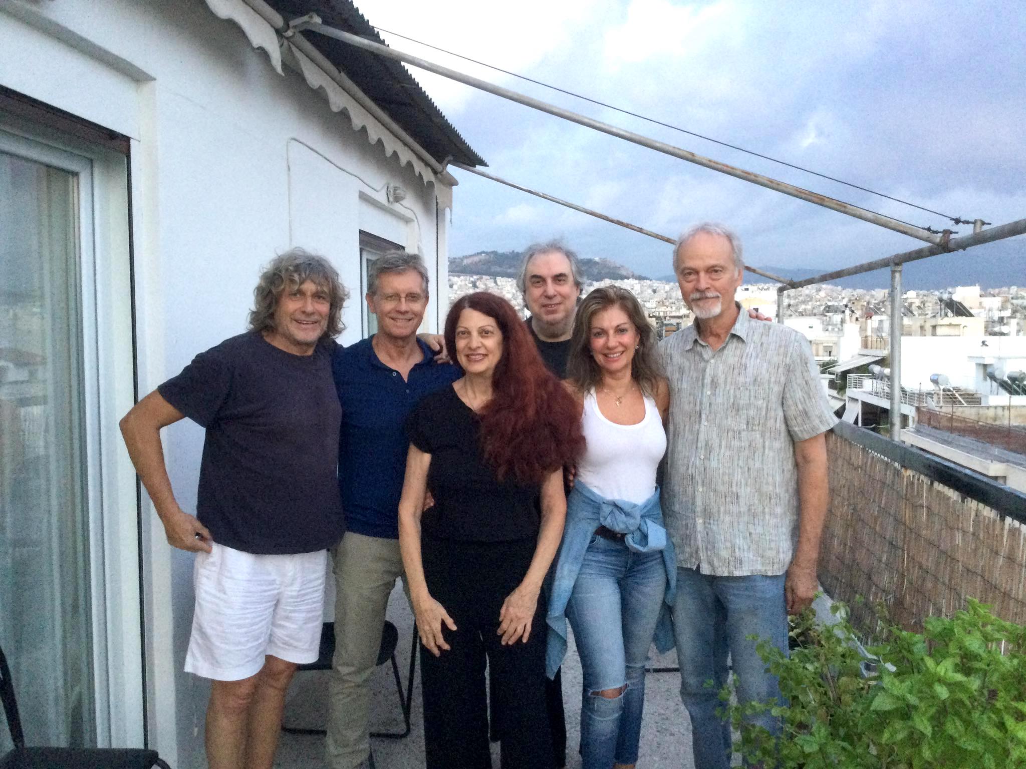 Από αριστερά προς τα δεξιά: Αλέξανδρος Χάχαλης, Γιάννης Σαββιδάκης, Scarlet Rivera, Ζαχαρούλα Παπαδάκη και ο Chris Van Cleave.