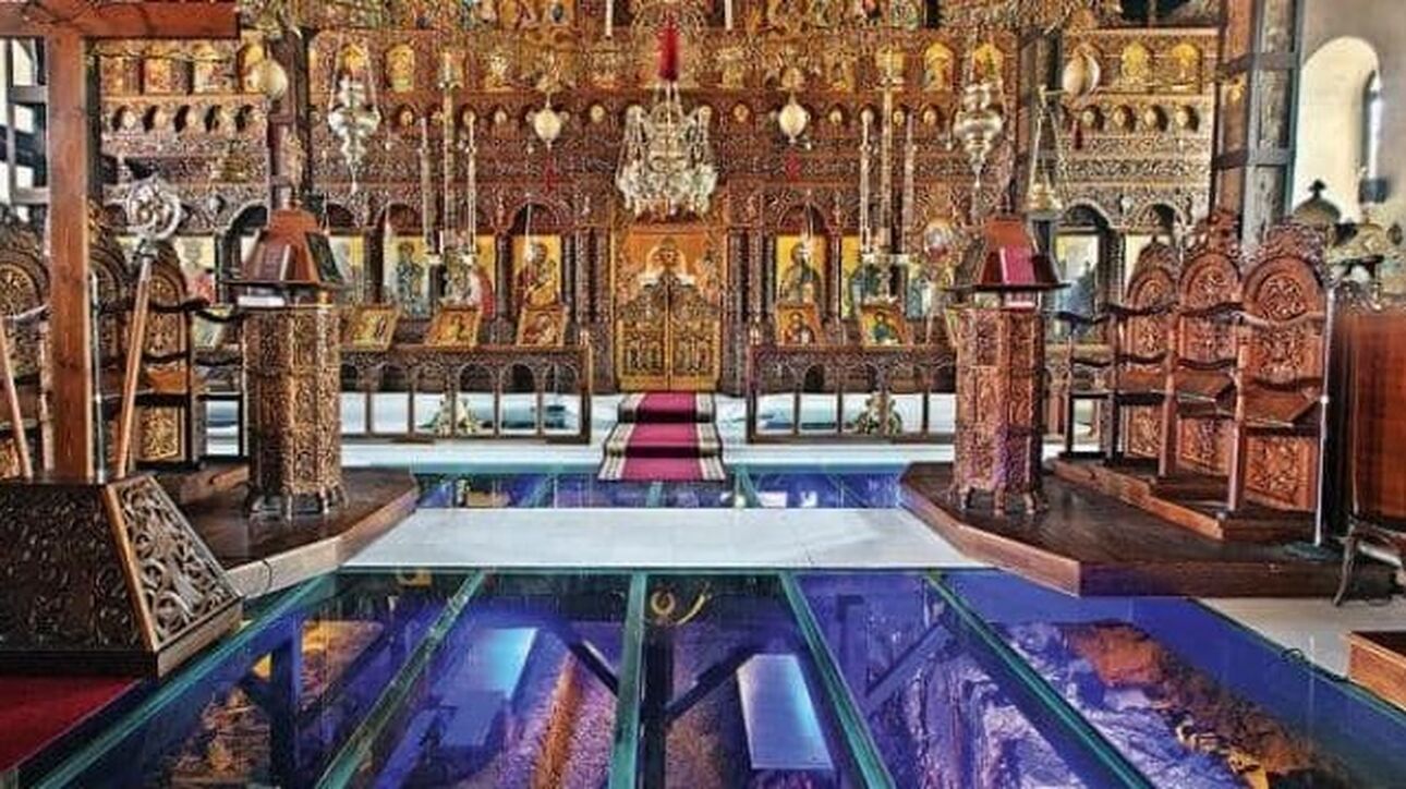 Ο ναός του Αγίου Στεφάνου Αρναίας στη Χαλκιδική, γνωστός για το γυάλινο δάπεδό του