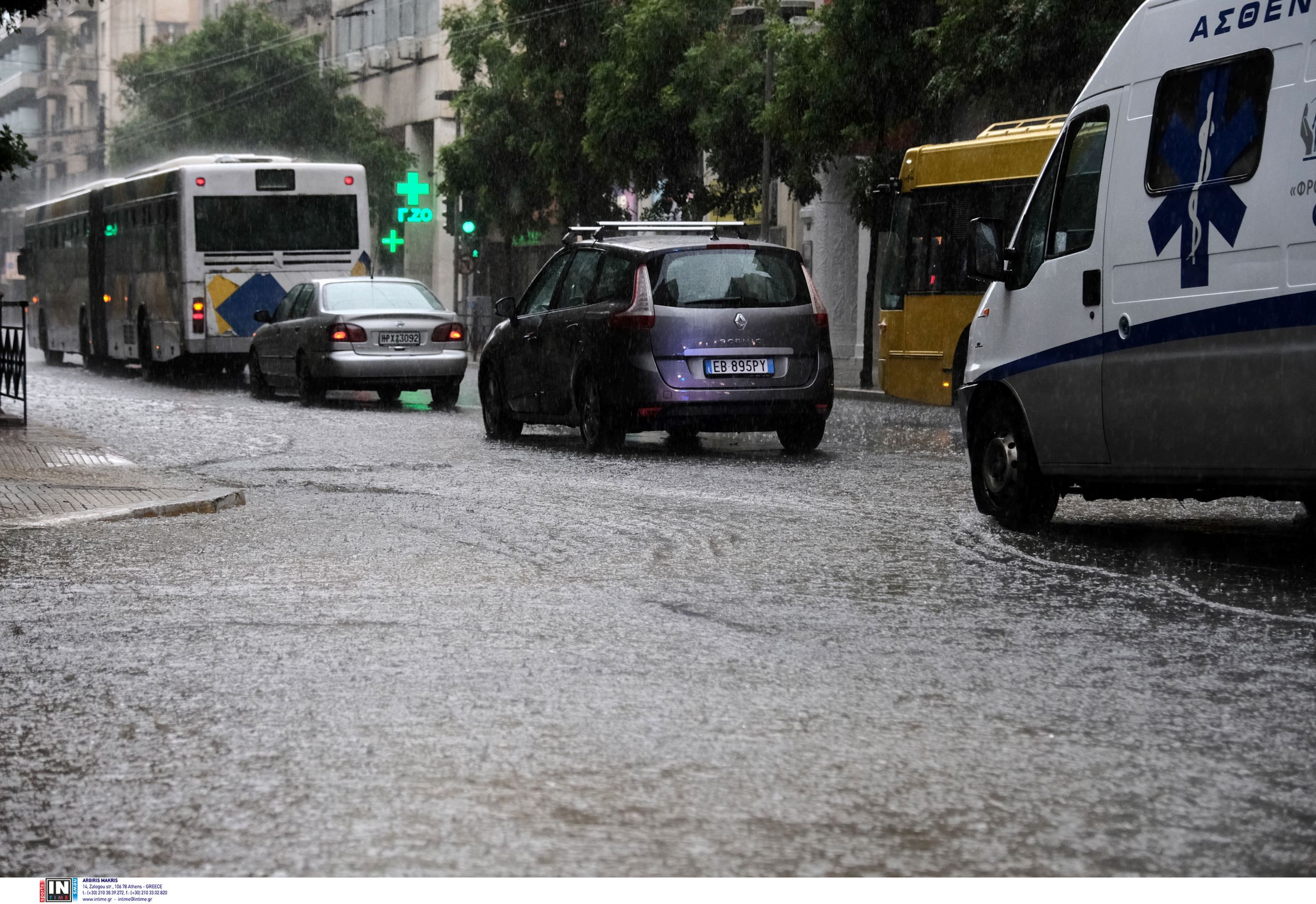 Κακοκαιρία: 109 κλήσεις δέχθηκε μέσα σε λίγες ώρες η Πυροσβεστική στην Αττική