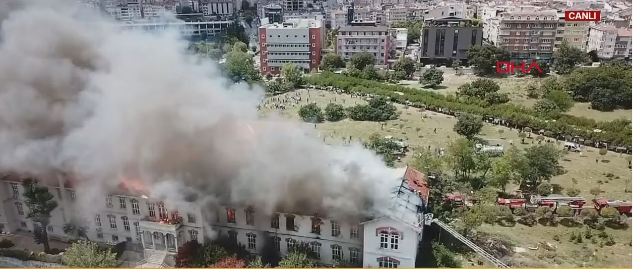 Κωνσταντινούπολη: Υπό έλεγχο η φωτιά στο Ελληνικό Νοσοκομείο – Καταστράφηκε η οροφή του – ΦΩΤΟ & ΒΙΝΤΕΟ