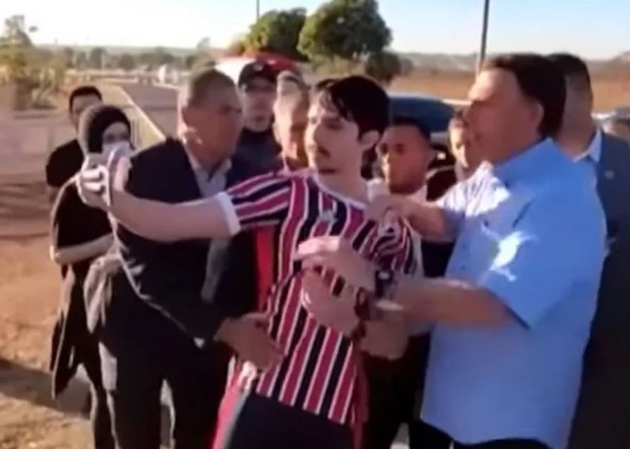 Βραζιλία: Ο Μπολσονάρου άρπαξε από τον γιακά YouTuber και προσπάθησε να του πάρει το κινητό – ΒΙΝΤΕΟ