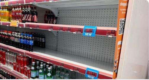 Αδειάζουν τα ράφια με τα εμφιαλωμένα νερά στη Βρετανία