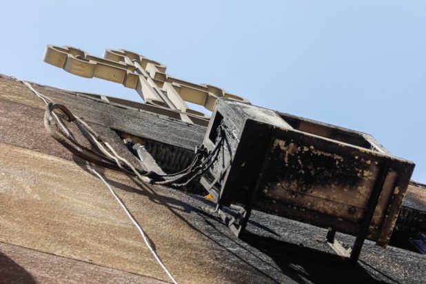 Ο Σταυρός έξω από την εκκλησία στη Γκίζα