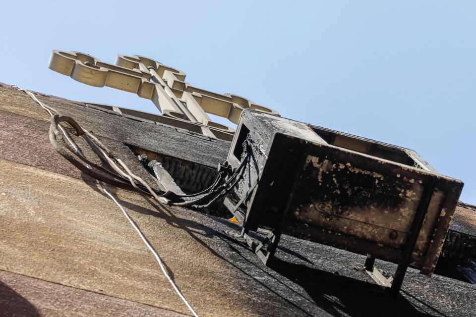 Ο Σταυρός έξω από την εκκλησία στη Γκίζα