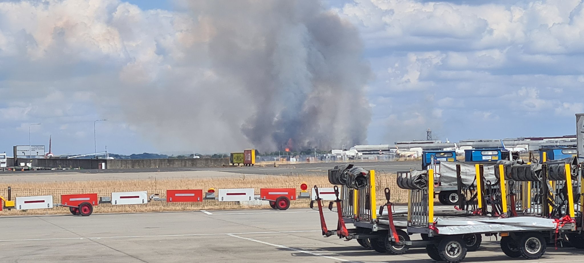Λονδίνο: Μεγάλη φωτιά κοντά στο αεροδρόμιο Χίθροου