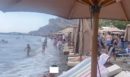 Ναυπακτία: Ο δυνατός άνεμος τα… πήρε και τα σήκωσε όλα στις παραλίες– «Έτρεχαν» οι λουόμενοι