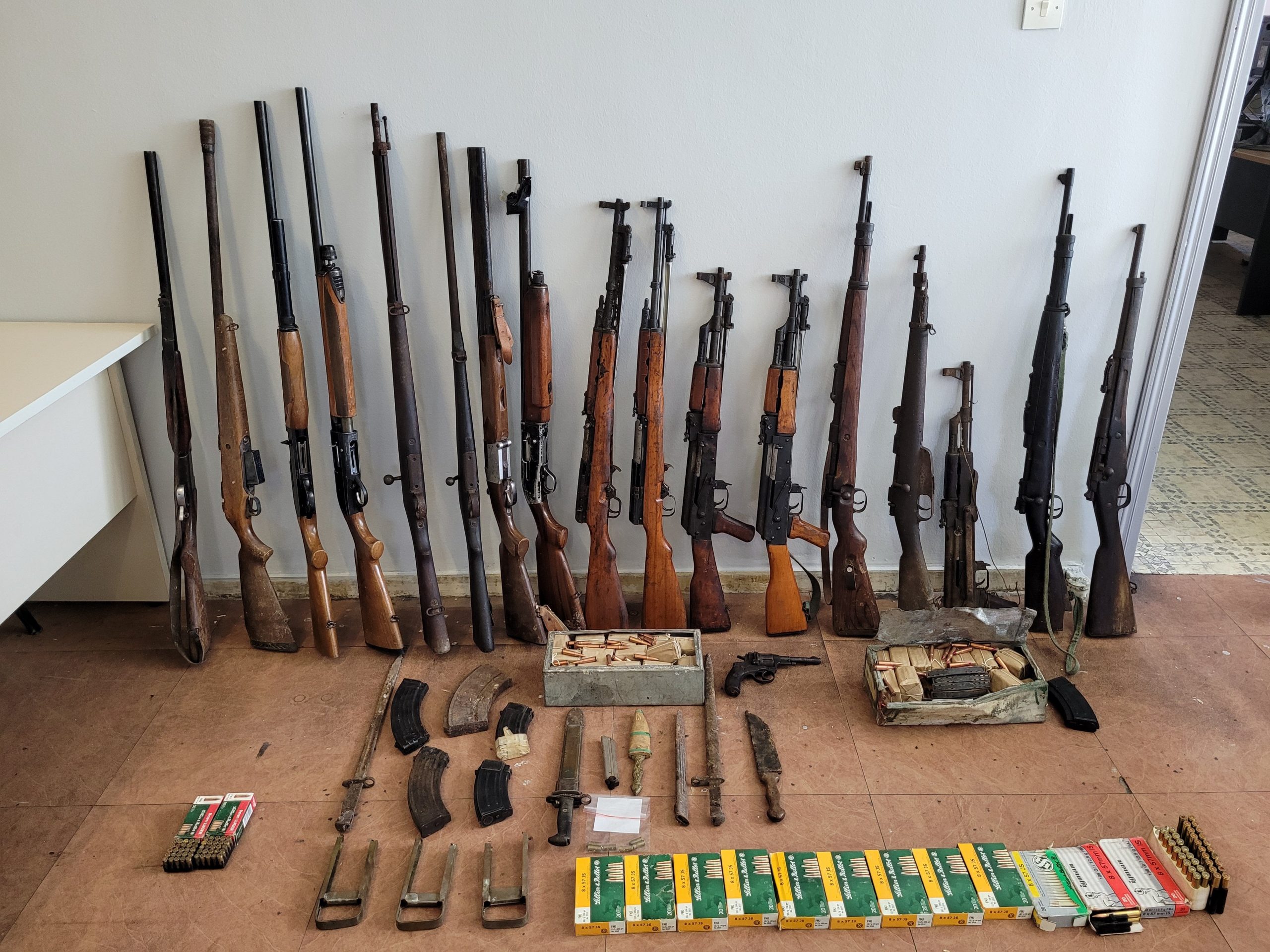 Ιωάννινα: Εντοπίστηκαν καφενείο με ολόκληρο οπλοστάσιο και χασισοφυτεία