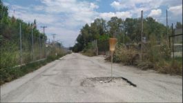 Σκούπα σε λακκούβα στην Πάτρα