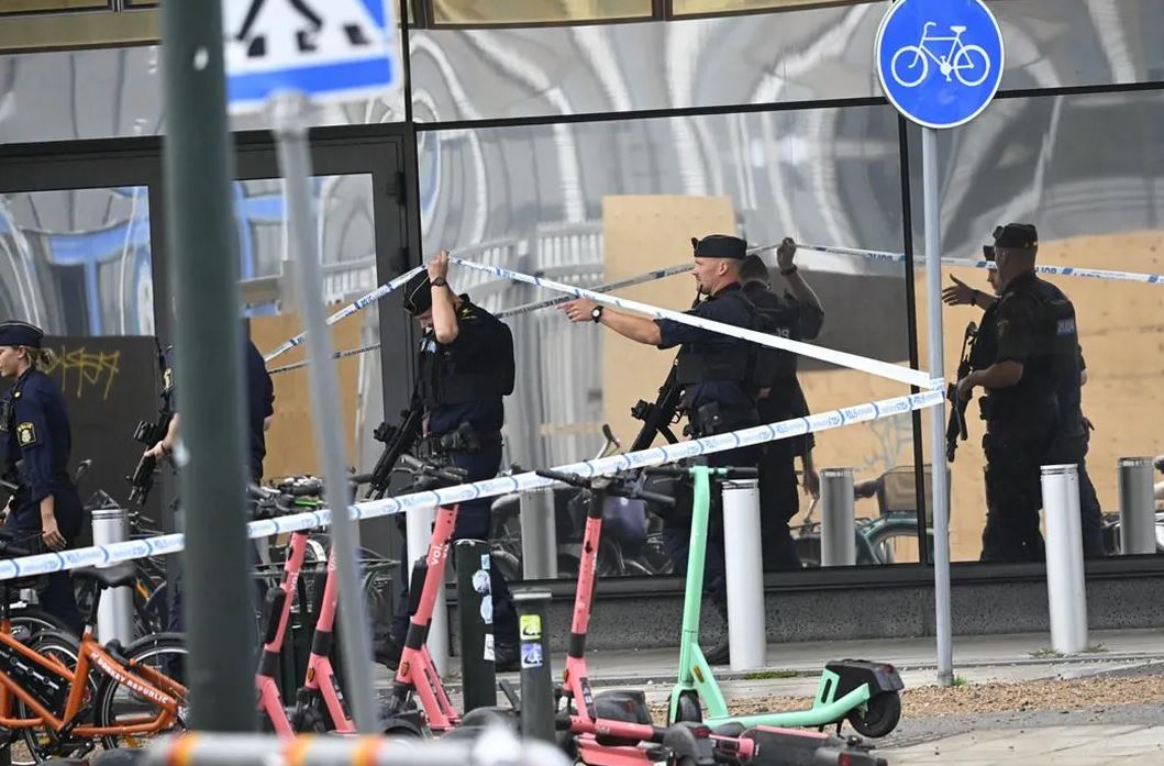 Σουηδία: Ο άνδρας που πέθανε από τους πυροβολισμούς φέρεται να ήταν ο στόχος της επίθεσης