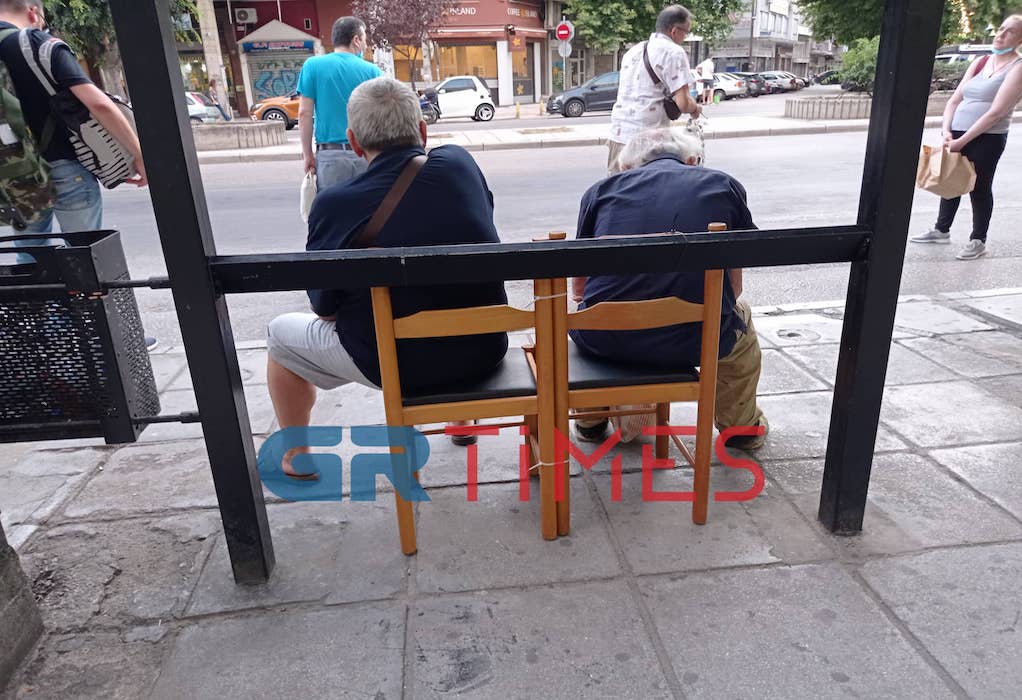 Θεσσαλονίκη- καρέκλες σε στάση λεωφορείου