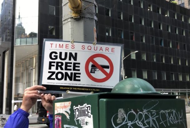 Times Square όπλα