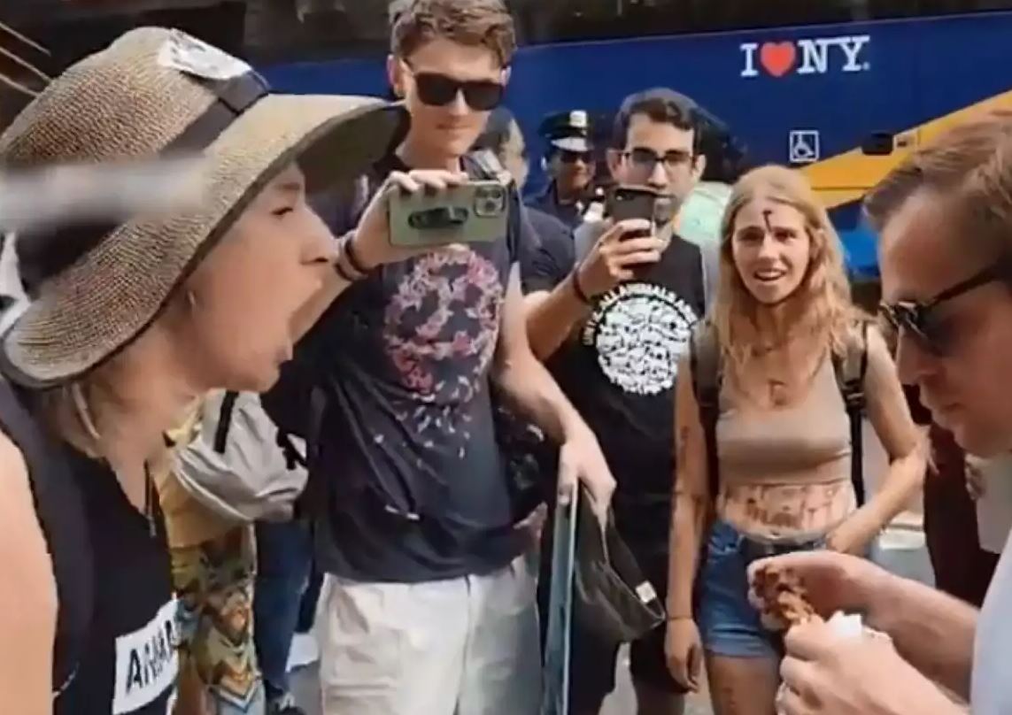 Νέα Υόρκη: Έτρωγε ατάραχος κεμπάπ σε διαμαρτυρία vegans—Δείτε το ΒΙΝΤΕΟ