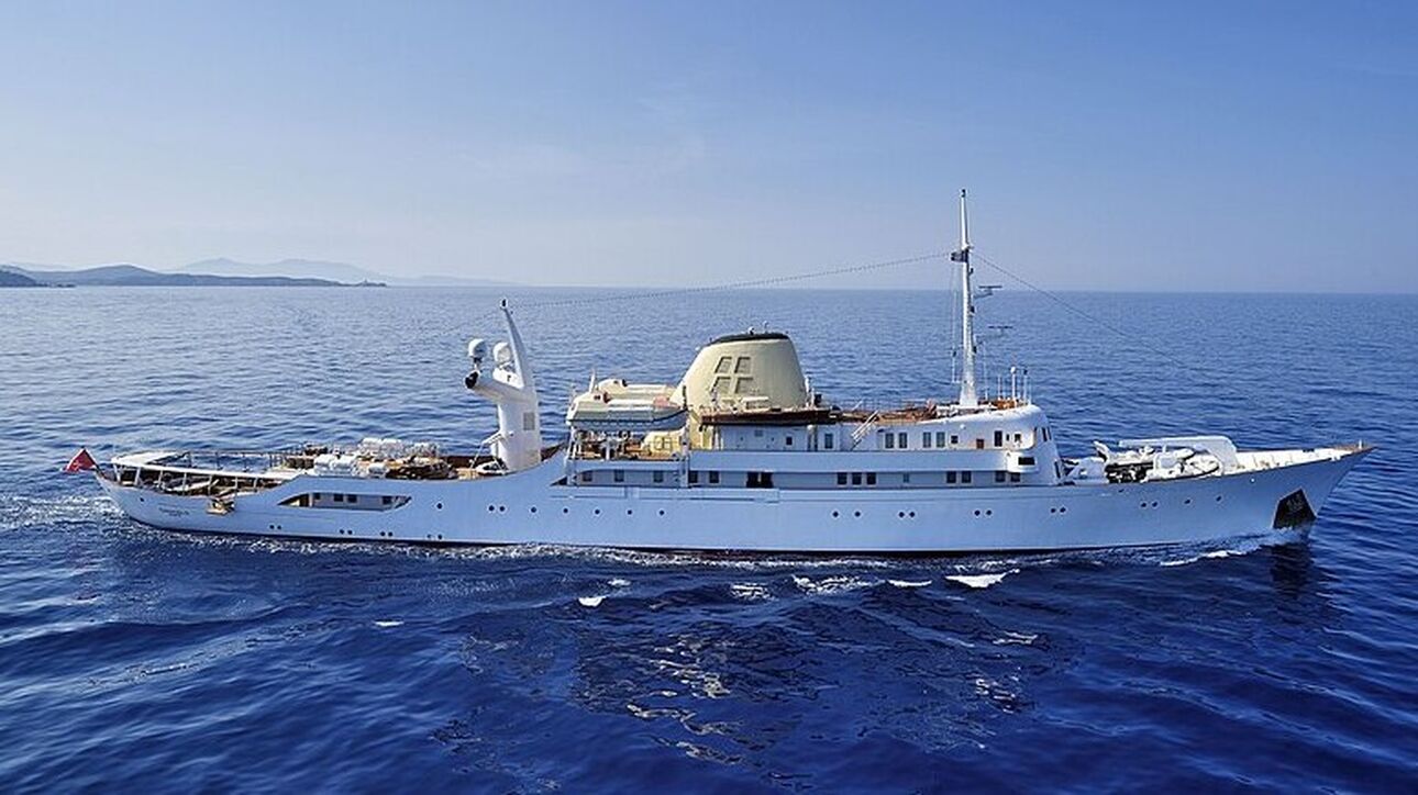 Christina O: Η θρυλική θαλαμηγός του Ωνάση πέρασε από τον Ισθμό της Κορίνθου