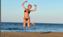 Ζέτα Μακρυπούλια: Χοροπηδάει με το μπικίνι της στην παραλία και “ρίχνει” το Instagram