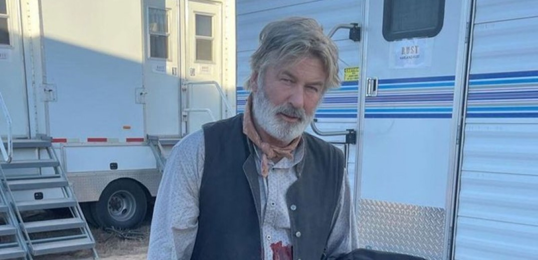 Ο Άλεκ Μπάλντουιν στα γυρίσματα της ταινίας Rust