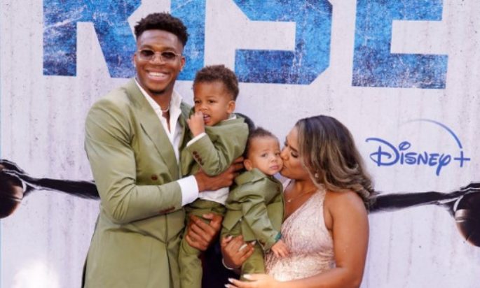 Ο Γιάννης Αντετοκούνμπο, η σύντροφος και τα παιδιά τους