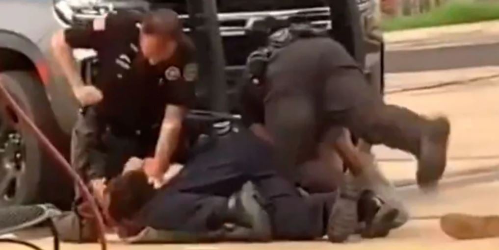 ΗΠΑ: Σάλος από βίντεο με αστυνομικούς στο Άρκανσο – Χτυπούν αλύπητα άνδρα πεσμένο στο έδαφος