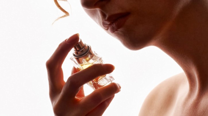 Έτσι θα κάνετε το άρωμά σας να διαρκεί περισσότερο