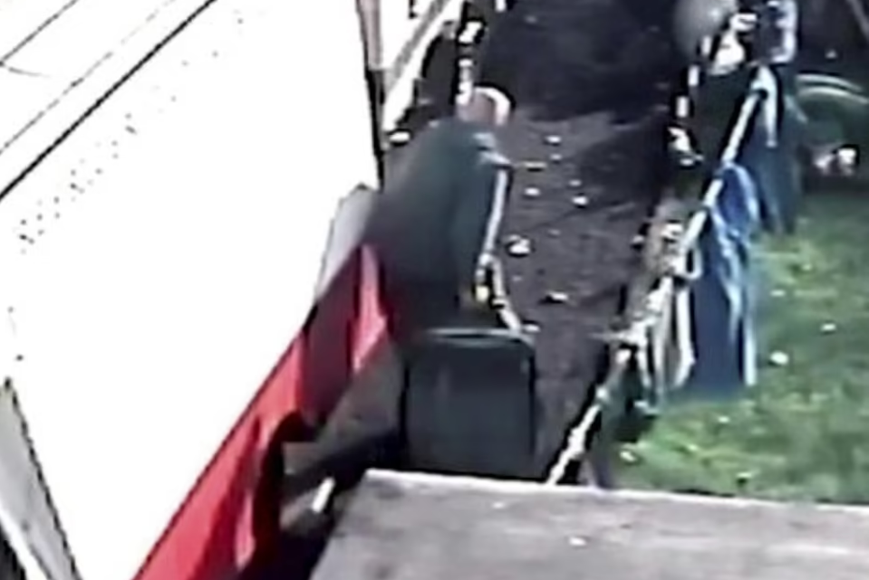 ΒΙΝΤΕΟ-σοκ στη Βρετανία: Συζυγοκτόνος μεταφέρει το πτώμα της γυναίκας του σε… βαλίτσα