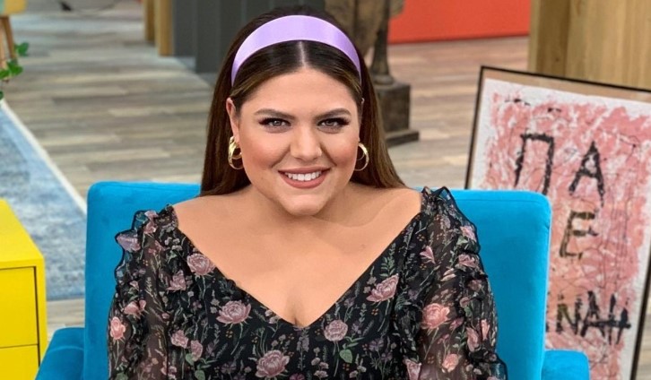 Η Δανάη Μπάρκα στο πλατό της εκπομπής της