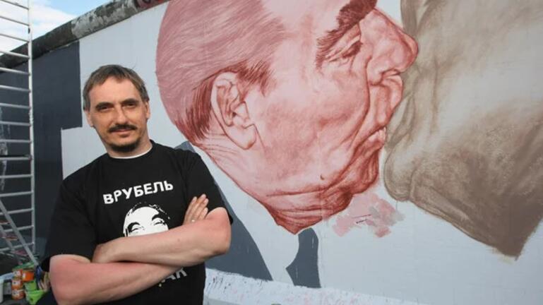 Ντμίτρι Βρούμπελ: Πέθανε ο δημιουργός του γκράφιτι με το φιλί Μπρέζνιεφ – Χόνεκερ