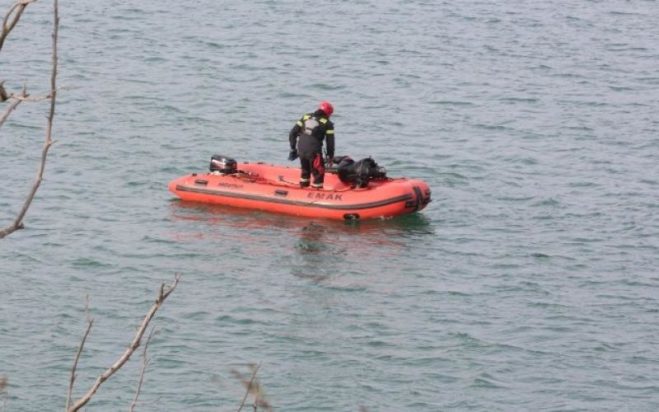 πτώμα άνδρα σε λίμνη