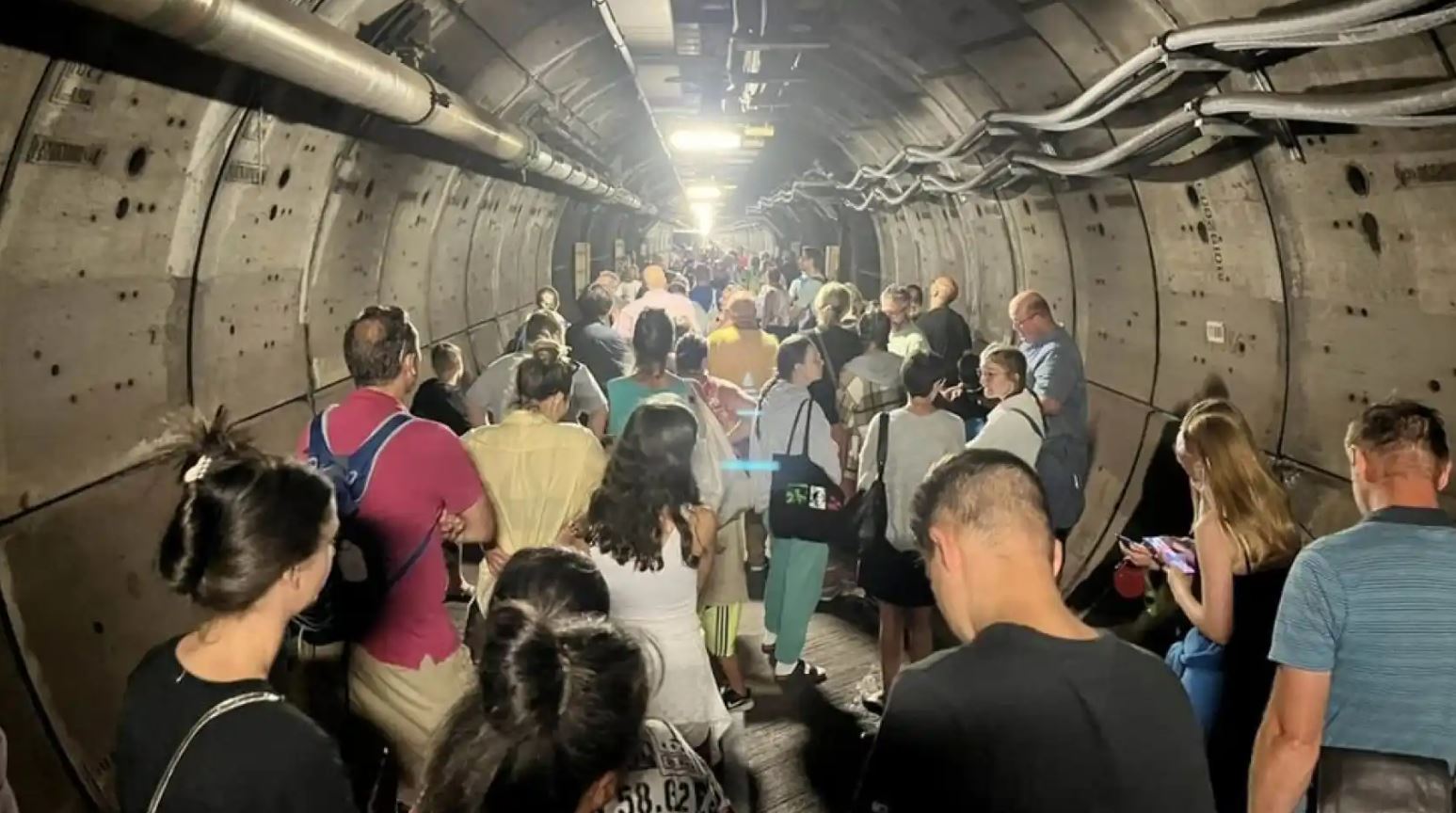 Αποκλεισμένοι στο τούνελ της Μάγχης για 5 ώρες – Ο Γολγοθάς μετά την βλάβη στο τρένο