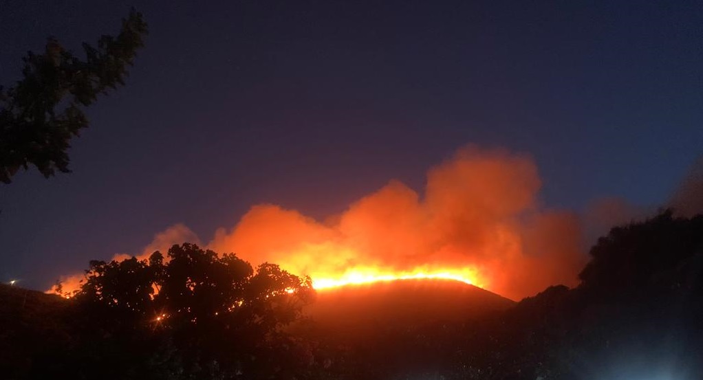 Ιταλία: Φωτιά στο νησί Παντελερία – Απομακρύνθηκαν από τις βίλες τους οι Τζόρτζιο Αρμάνι και Μάρκο Ταρντέλι