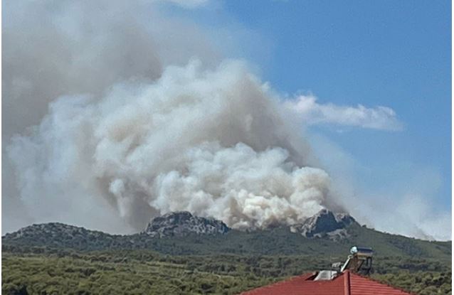 Φωτιά στη Νέα Πέραμο: Η προειδοποίηση του meteo για τις επόμενες ώρες – “Ενισχύονται οι άνεμοι”