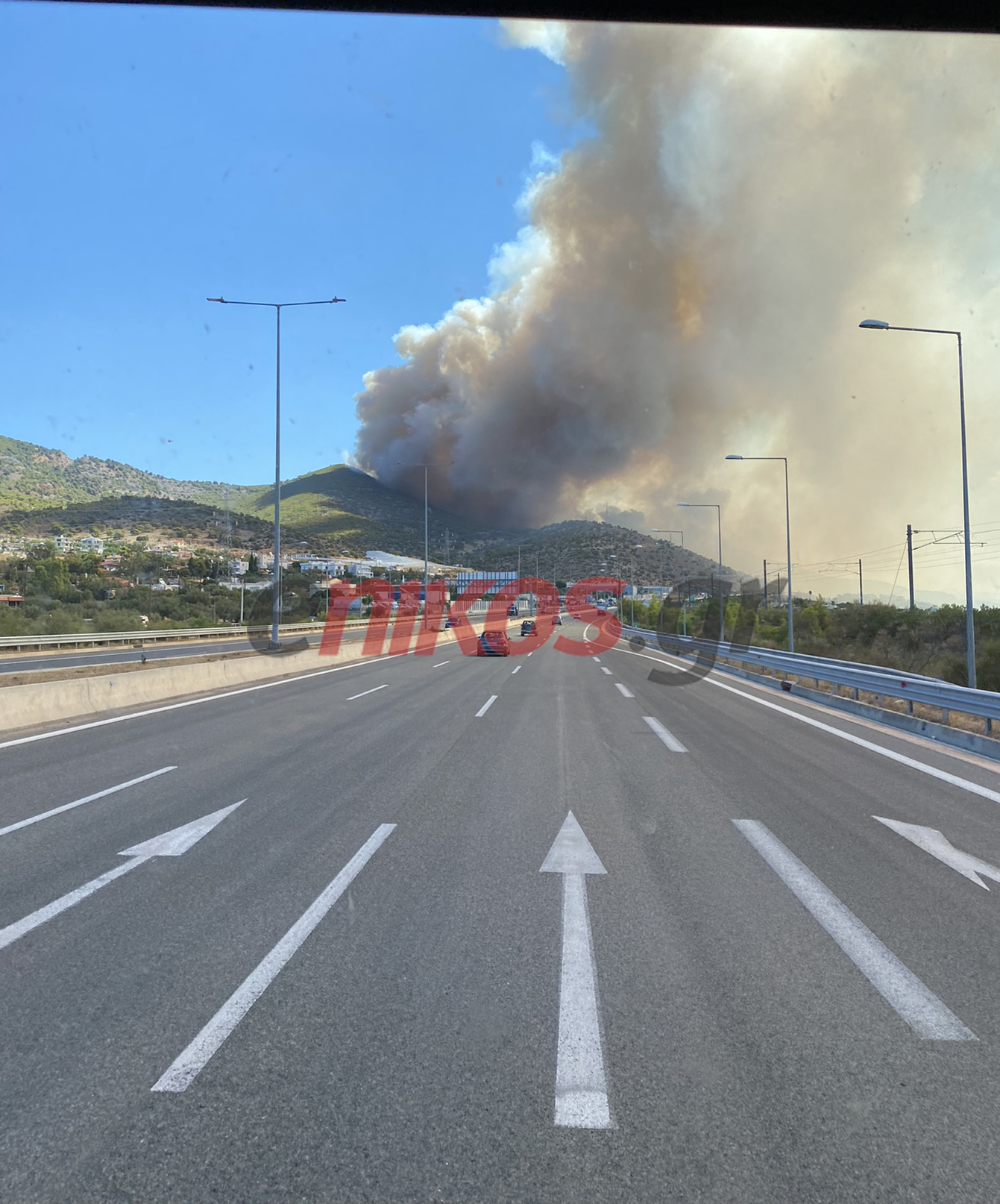 Φωτιά στη Νέα Πέραμο: Μήνυμα του 112 για εκκένωση προς Μέγαρα