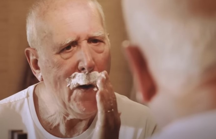 Ο Γιώργος Παπαδάκης ξυρίζεται μπροστά στον καθρέπτη