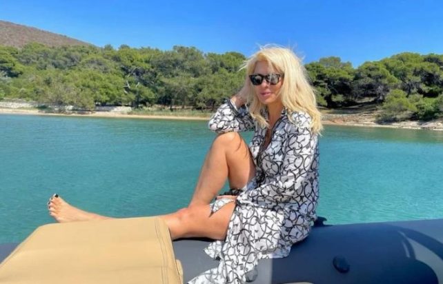 Η Ελένη Μενεγάκη ποζάρει με φόντο τη θάλασσα