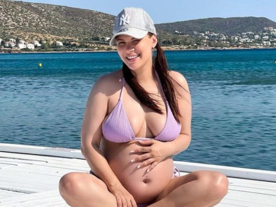 Η Λάουρα Νάργες ποζάρει σε προχωρημένη εγκυμοσύνη