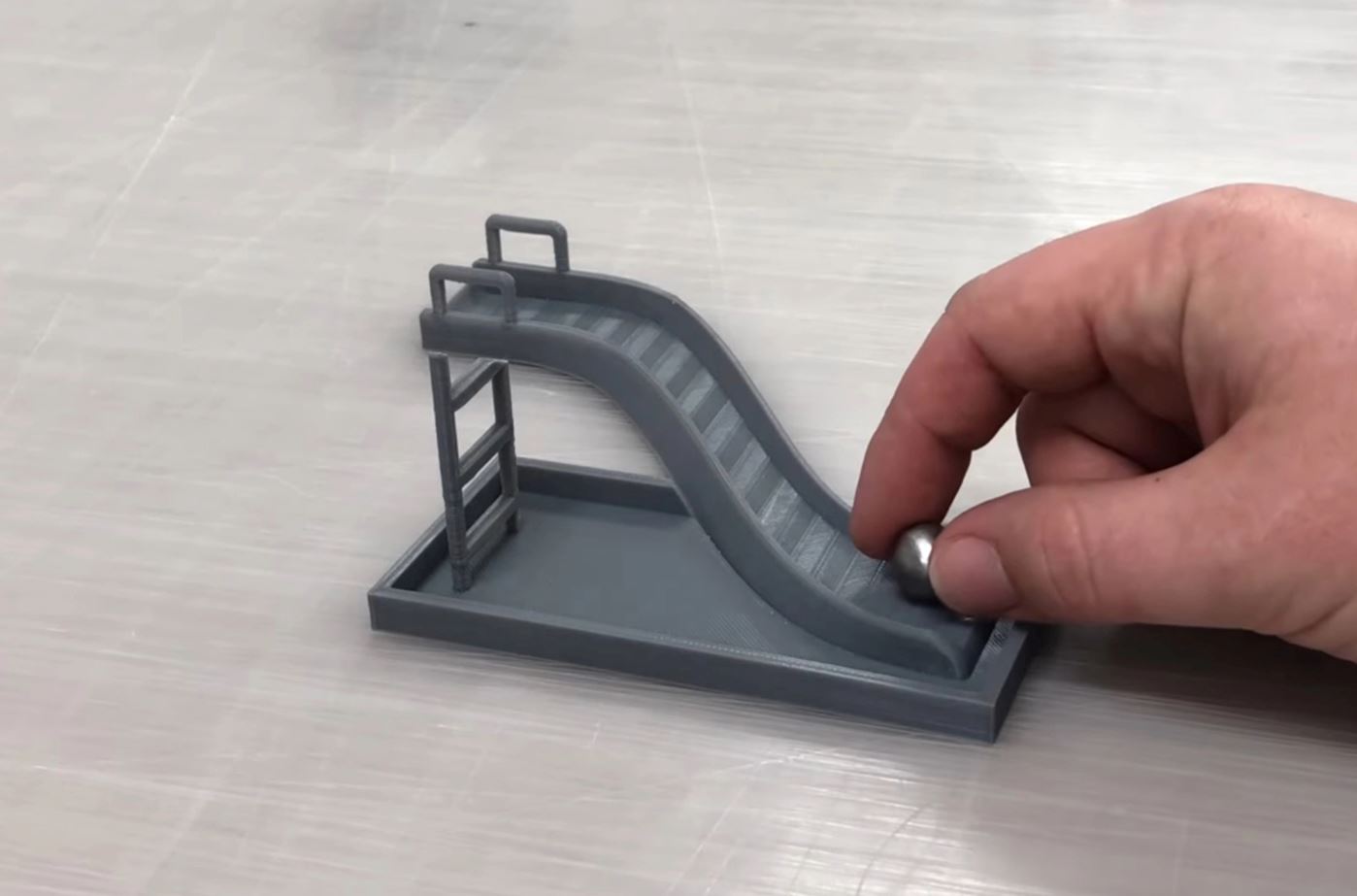 Η «μαγική» οπτική ψευδαίσθηση φαίνεται να αψηφά τη βαρύτητα – Μπορείτε να βρείτε τη λύση;