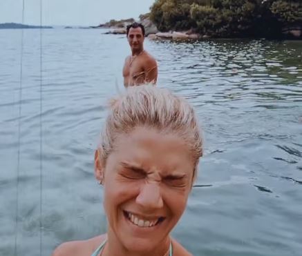 Δήμος Αναστασιάδης: Βρήκε στόχο το… κεφάλι της Τζένης Θεωνά – Το “ατύχημα” με το φρίσμπι