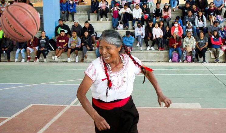 Προσποίηση και… καλάθι – Η “γιαγιά Τζόρνταν” σαρώνει στο TikTok