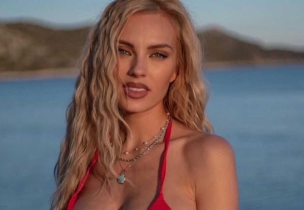 Η Τζούλια Νόβα με κόκκινο μπικίνι