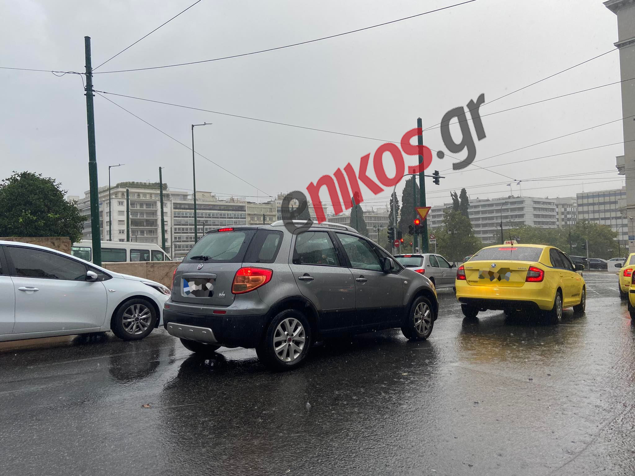 Καιρός: Σφοδρή καταιγίδα αυτήν την ώρα στην Αθήνα – LIVE η πορεία της κακοκαιρίας – ΦΩΤΟ αναγνώστη