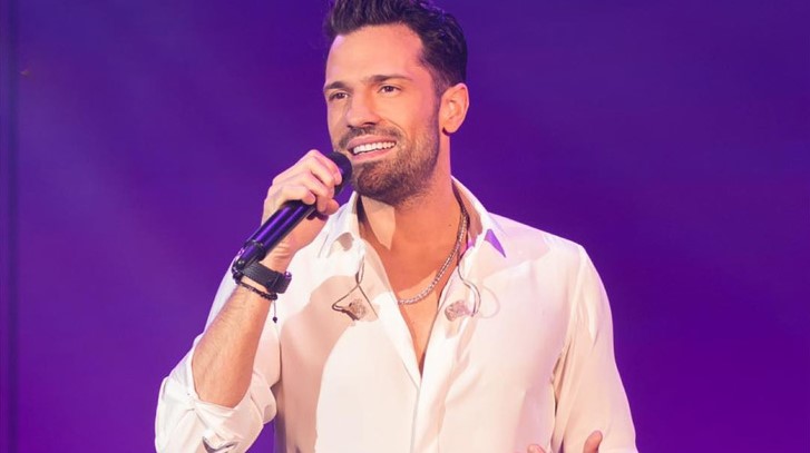 Ο Κωνσταντίνος Αργυρός επί σκηνής