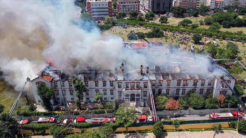 Φωτιά στην Κωνσταντινούπολη: Καίγεται ολοσχερώς το Ελληνικό Νοσοκομείο – Νέες ΦΩΤΟ