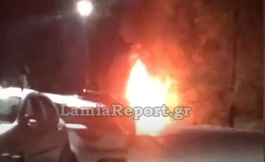 Αναστάτωση στη Λαμία: Αυτοκίνητο πήρε φωτιά εν κινήσει – Εκρήξεις τη νύχτα στον περιφερειακό