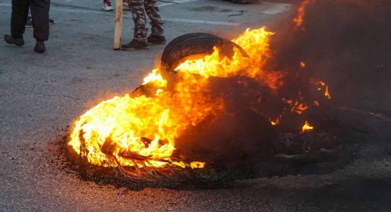 Έκλεισε η Πατρών-Πύργου λόγω κινητοποίησης Ρομά για τον θάνατο 5χρονης σε τροχαίο