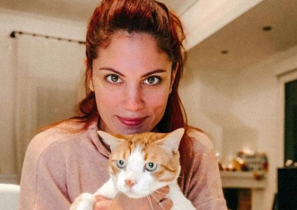 Η Μαίρη Συνατσάκη και η γάτα της