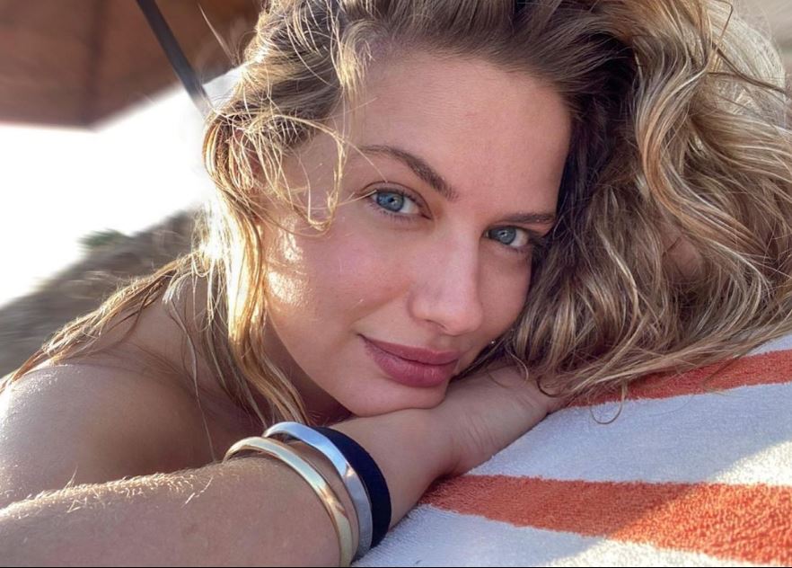 Η Ντόρα Μακρυγιάννη topless στην παραλία