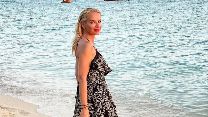 Η Μαρία Μπεκατώρου ποζάρει με μαγιό σε γαλαζοπράσινα νερά