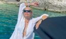 Η Ελένη Μενεγάκη πάνω σε σκάφος με φόντο τα γαλαζοπράσινα νερά – ΦΩΤΟ
