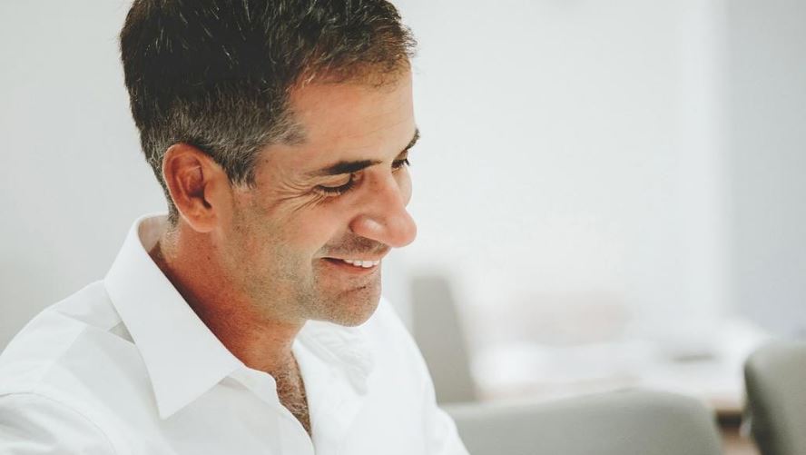 Θετικός στον κορονοϊό ο Κώστας Μπακογιάννης – “Τα καλά νέα είναι πως…”